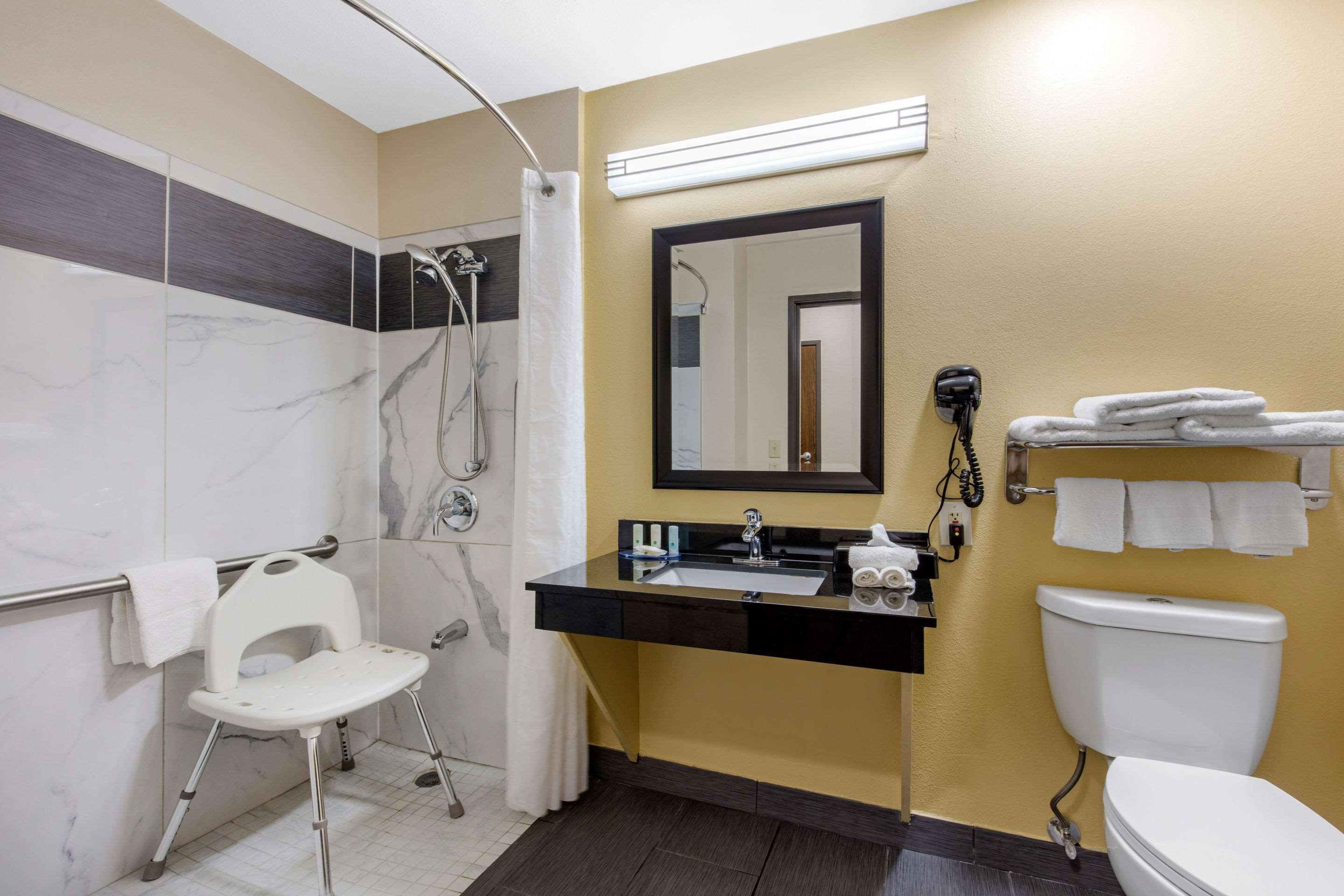 Quality Inn Cadiz Bagian luar foto