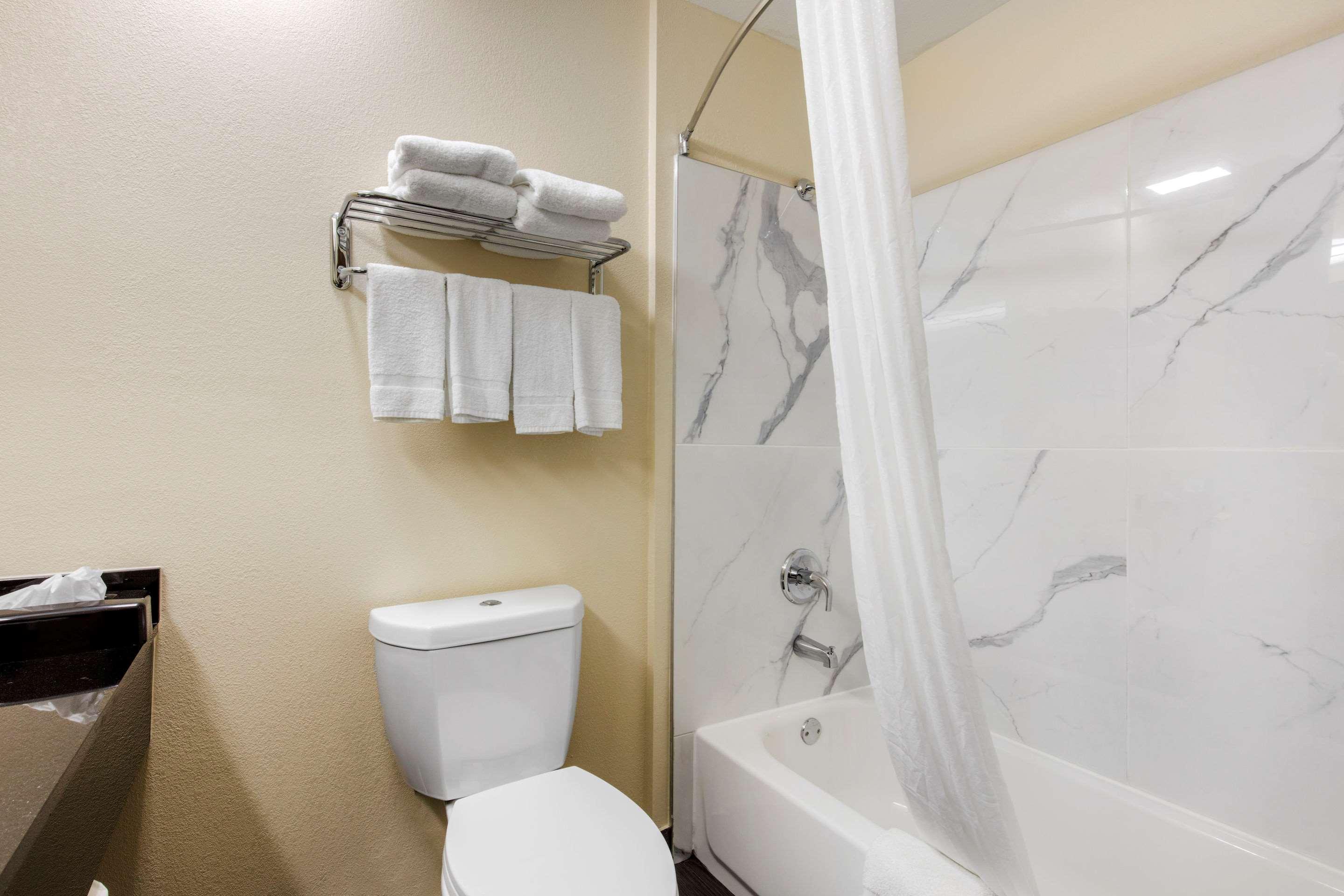 Quality Inn Cadiz Bagian luar foto